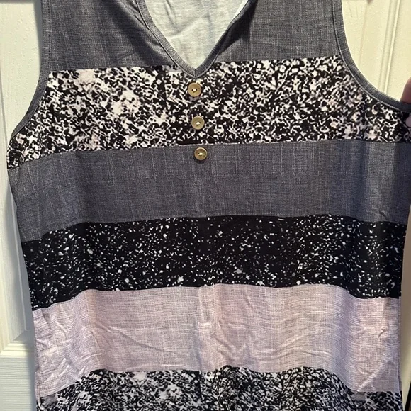 Chic Sleeveless Tank Top with Button Detail - Picture 3 of 4
